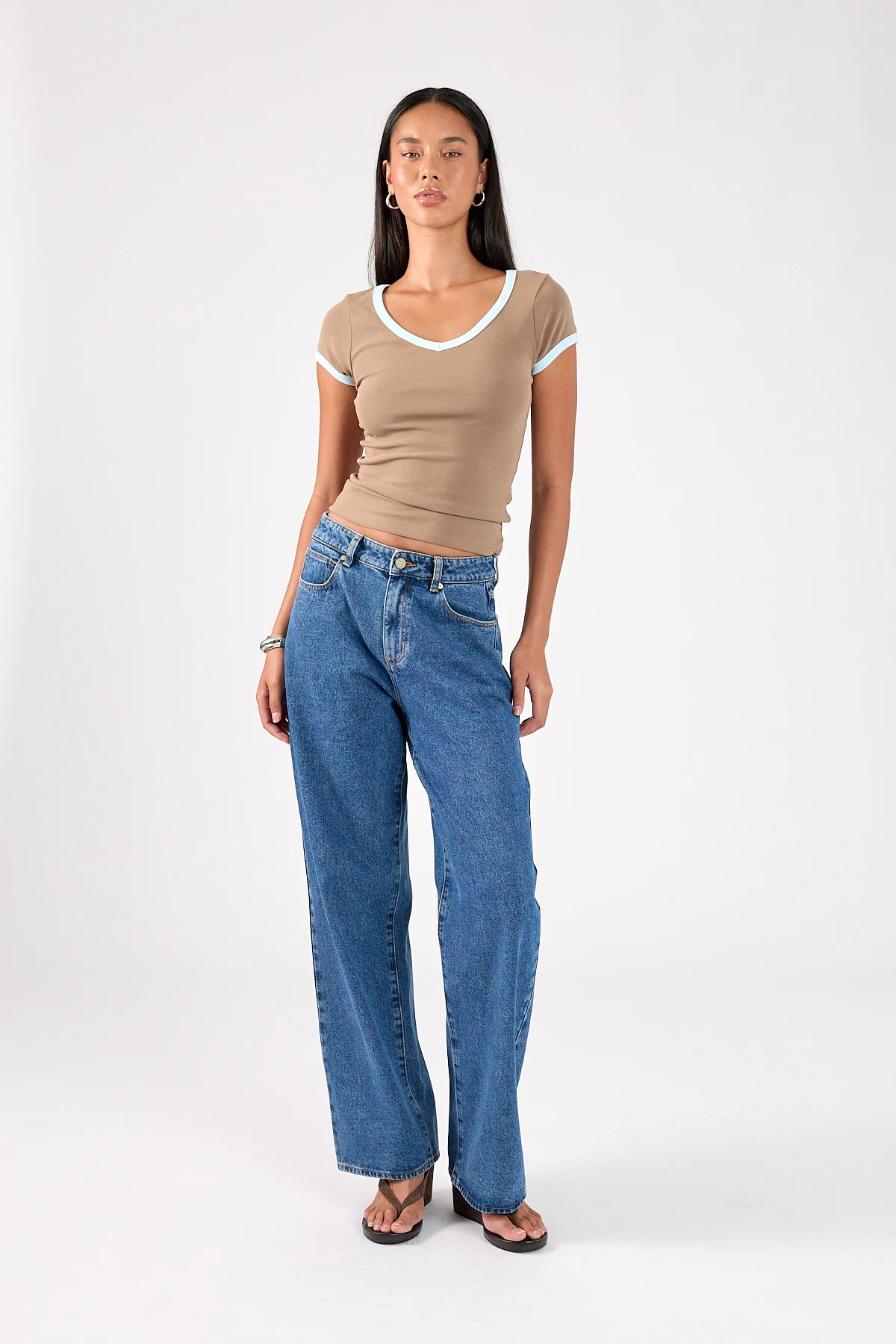 Perfect Stranger Contrast Bind V-neck Tee Taupe - Image 2