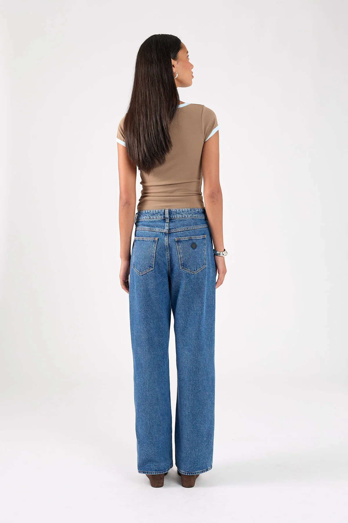 Perfect Stranger Contrast Bind V-neck Tee Taupe - Image 5