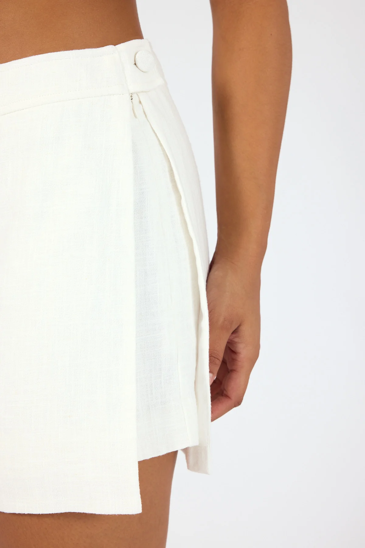 Perfect Stranger Elia Mid Rise Linen Skort White - Image 3